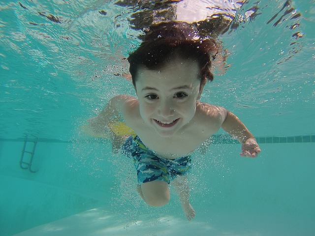 Kiedy nauczyć dziecko pływać?